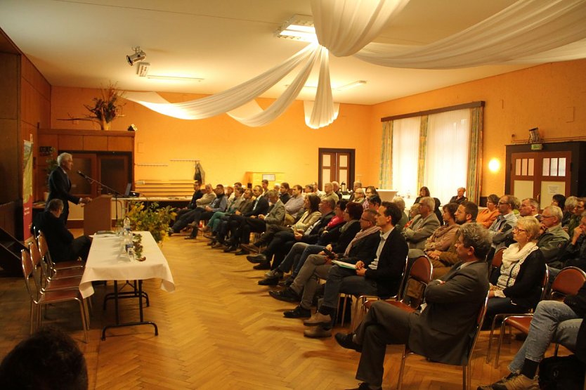 Der Hohnsteinsaal in Neustadt war gut besucht (Foto: Angelo Glashagel)