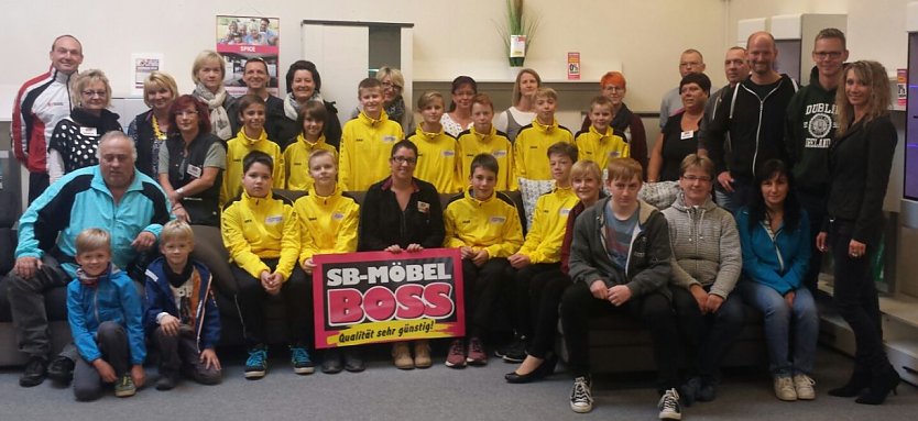 100 neue Trainingsanzüge für Nordhäuser Sport Nachwuchs (Foto: Helene Kempe) 100 neue Trainingsanzüge für Nordhäuser Sport Nachwuchs (Foto: Helene Kempe)