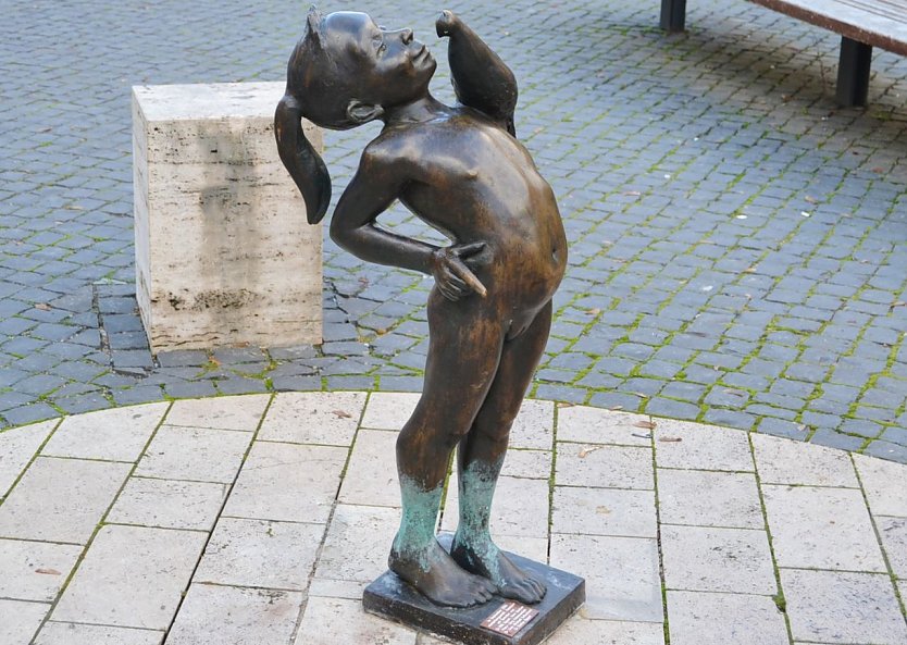 M&auml;dchen mit Taube (Foto: Pressestelle Stadt M&uuml;hlhausen)