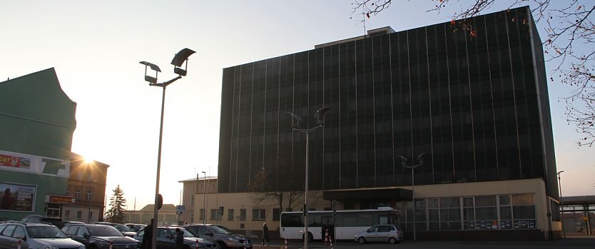 Unter dem Hammer - Verwaltungsgebäude am Nordhäuser Bahnhof (Foto: Angelo Glashagel) Unter dem Hammer - Verwaltungsgebäude am Nordhäuser Bahnhof (Foto: Angelo Glashagel)