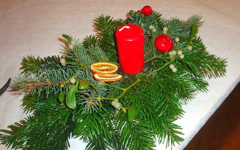 Basteln von Adventsgestecken (Foto: Peter Zimmer) Basteln von Adventsgestecken (Foto: Peter Zimmer)