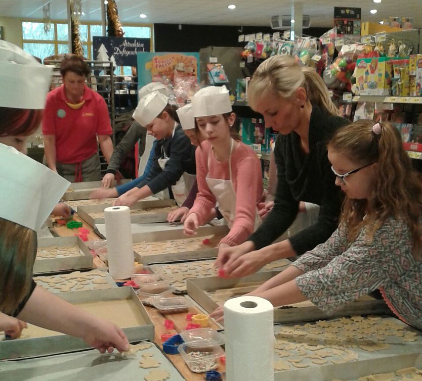 Ellrichs F&uuml;nftkl&auml;ssler beim Weihnachtsbacken im Einkaufsmarkt (Foto: Regelschule Ellrich)