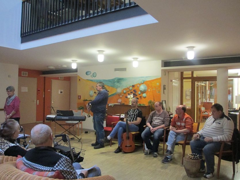 Instrumentalgruppe der Werkst&auml;tten zu Gast im Haus St. Jakob (Foto: Nordth&uuml;ringer Lebenshilfe)
