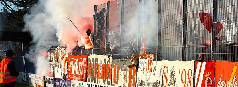 Pyro und B&ouml;ller f&uuml;hrten zu einer Spielunterbrechung (Foto: Bernd Peter)