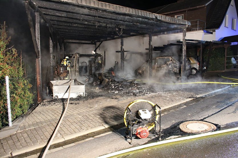 Carport in Flammen (Foto: Feuerwehr Heiligenstadt)