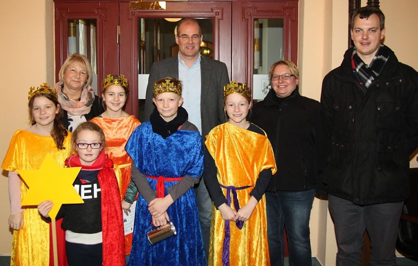 Mit seinen Sternsingerkollegen Leni, Fiona, Marie und Josephine war Johannes heute Mittag im Landratsamt (Foto: Pressestelle Landratsamt Nordhausen)