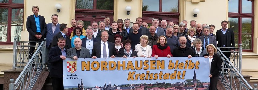 Gruppenbild mit Banner (Foto: nnz)