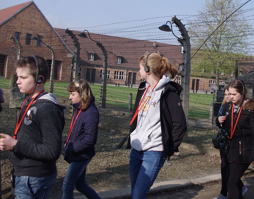 Jugendliche in der Gedenkstätte Auschwitz (Foto: Villa Lampe )