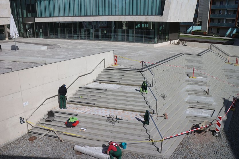 Treppe an der Bibliothek muss repariert werden (Foto: nnz)