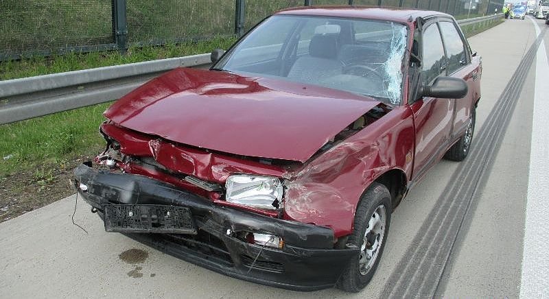 Auto beschädigt, Fahrerin verletzt (Foto: API)