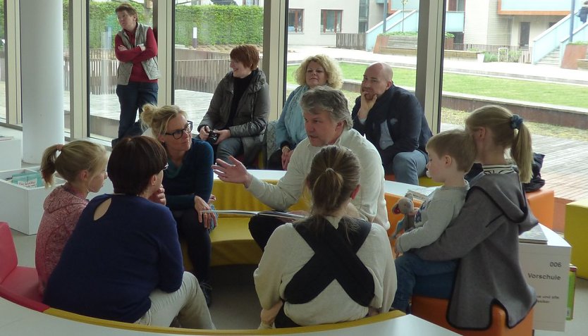 Dienstags in der Bücherei (Foto: B. Roesch)