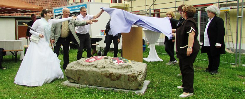 Wappenstein der Arterner Saline feierlich enth&uuml;llt (Foto: Andeas Schm&ouml;lling)