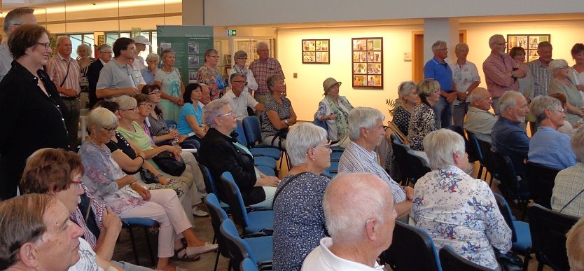 Großes Interesse bei Eröffnung der Ausstellung (Foto: Hans-Georg Backhaus)