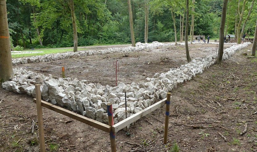 Markierung des ehemaligen Standorts einer Unterkunftsbaracke beim International Summer Camp 2016 (Foto: KZ-Gedenkstätte Mittelbau-Dora)