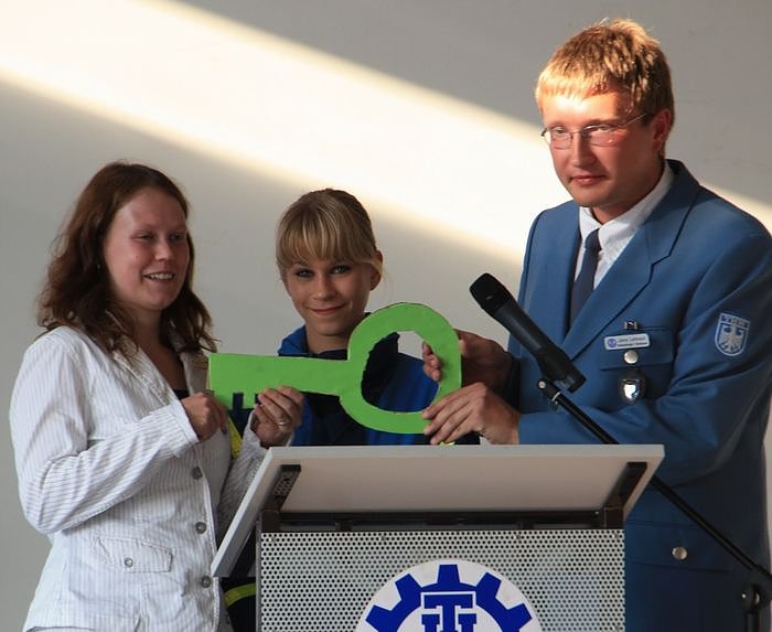 Übergabe (Foto: THW) Übergabe (Foto: THW)