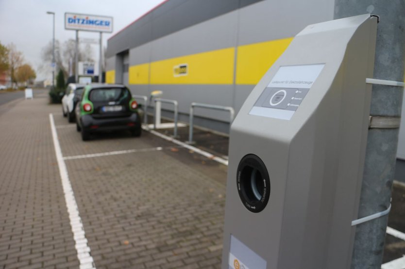 Ladestation an der Laterne - die Technik ist da (Foto: Angelo Glashagel)