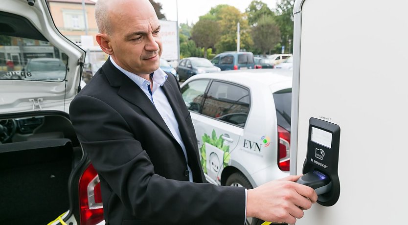 Torsten M&uuml;ller von der EVN zeigt es an einer der vier neuen Lades&auml;ulen: einfacher geht�s nicht: Ladekarte vor den Sensor der E-Lades&auml;ule halten, Ladestecker rein und E-Fahrzeug laden. (Foto: EVN)