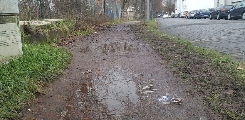 Ein Teil des Gehweges wurde erneuert, dieser Teil nicht (Foto: nnz)