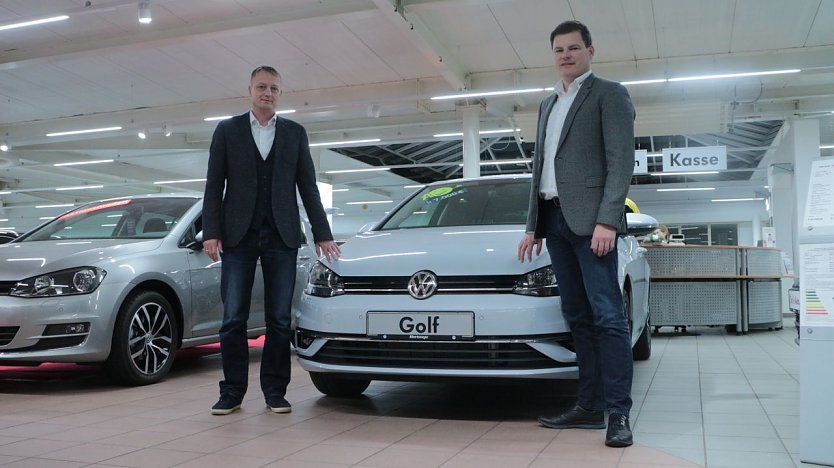 Vertriebsleiter Ronny Schwolow (links) und Gesch&auml;ftsf&uuml;hrer Sascha Albertsmeyer - Zahl der Autos im eigenen Besitz wird zur&uuml;ckgehen (Foto: Angelo Glashagel)