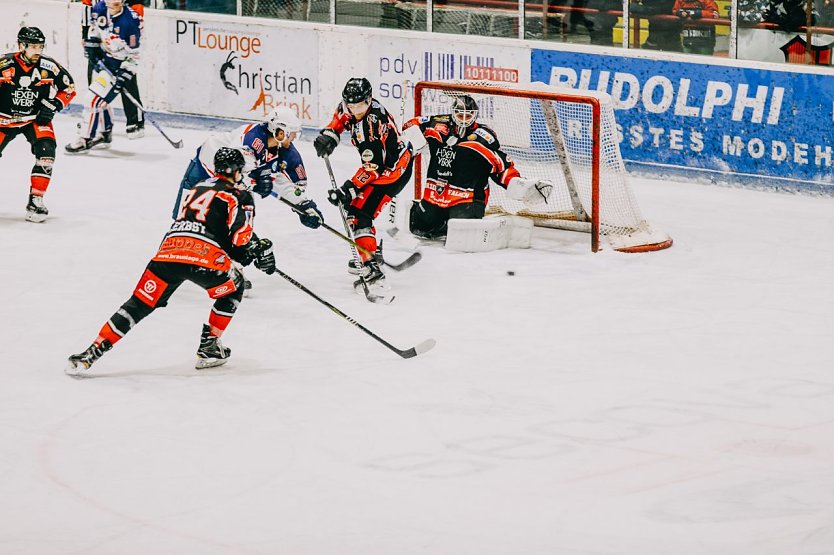 Deutlich mit 0:6 (0:3; 0:2; 0:1) verloren die Harzer Falken vor der Rekordkulisse in dieser Saison von 1.060 Zuschauern gegen die EC Hannover Indians und sp&uuml;ren nun den Timmendorfer Atem immer deutlicher im Nacken (Foto: EC Harzer Falken)