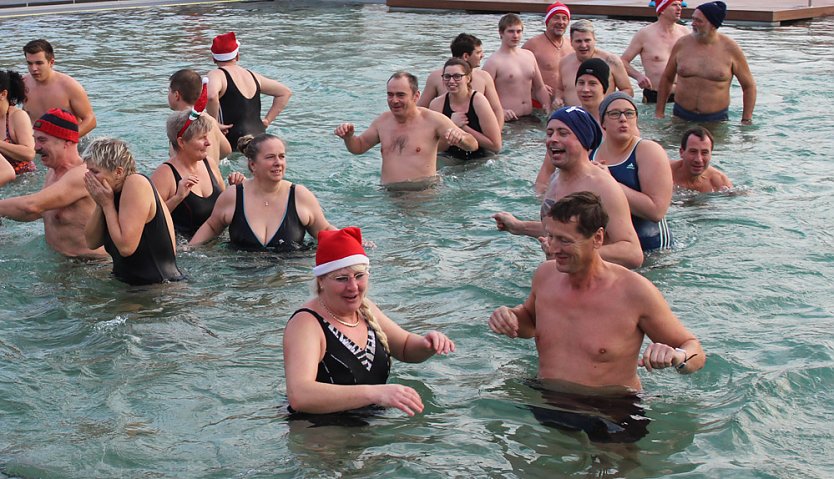 43 Mutige Eisbader (Foto: Karl-Heinz Herrmann Archiv)