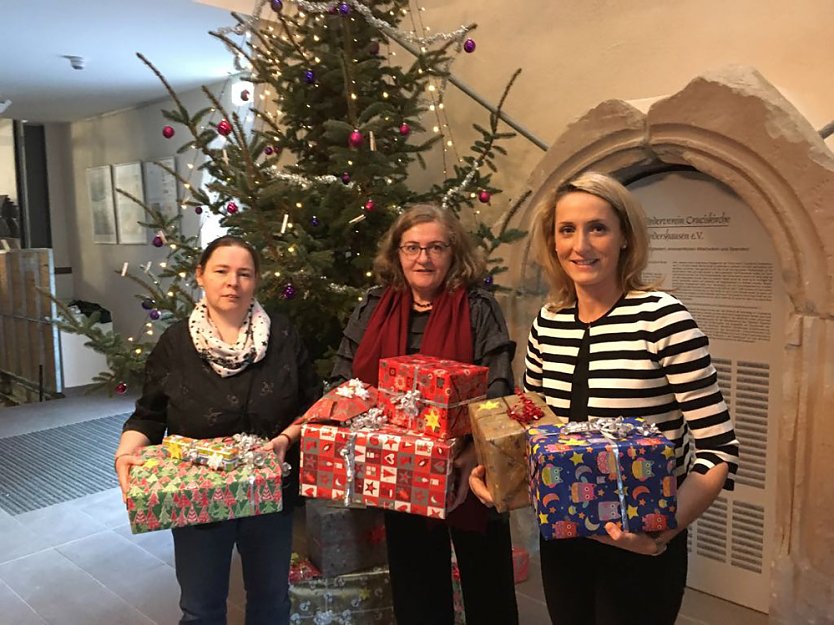 15 Weihnachtspäckchen an den "Düne" e.V. übergeben (Foto: Wahlkreisbüro Dorothea Marx) 15 Weihnachtspäckchen an den "Düne" e.V. übergeben (Foto: Wahlkreisbüro Dorothea Marx)