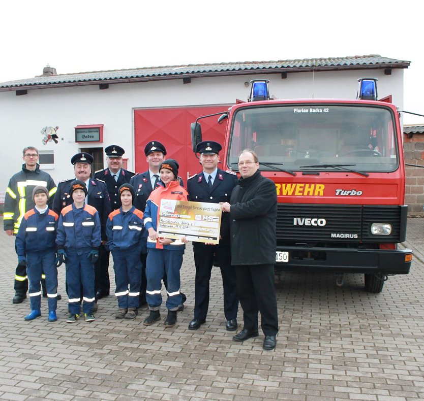 Spende f&uuml;r Feuerwehrverein Badra (Foto: Stadtwerke Sondershausen)