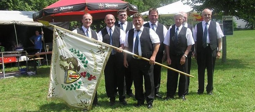 Schmucke, tadellos sitzende Anz&uuml;ge. Die Sangesbr&uuml;der vom M&auml;nnergesangsverein 1889 Germania Hainrode, auf dem Bild mit Vereinsfahne, machen was her. Rechts: Karl Hofhans, 2. von links: Otfried Pabst. (Foto: privat)