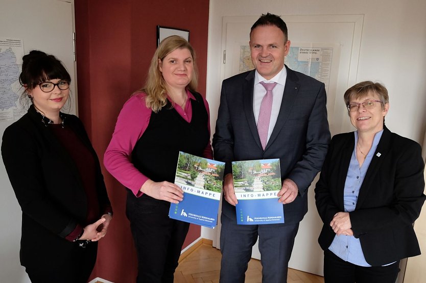 Ratifizierung des Kooperationsvertrages durch Anja Schuchardt und Dr. Anja Schlotzhauer, der Blindow-Schulen, sowie HSN-Pr&auml;sident Prof. Dr. J&ouml;rg Wagner und Studiendekanin Prof. Dr. Uta Breuer (v.l.) (Foto: Jaana Kistner)