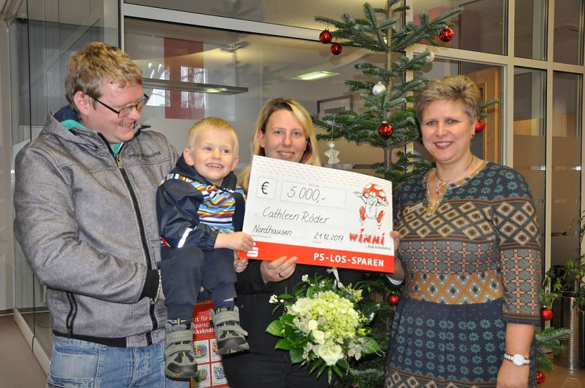 Filialleiterin  Bianca Hillebrecht  &uuml;berreicht der gl&uuml;cklichen Gewinnerin den symbolischen Scheck (Foto: Kreissparkasse Nordhausen)