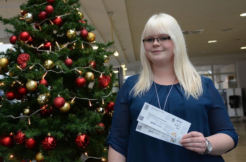 Katrin Fischer pr&auml;sentiert das Kombiticket f&uuml;r das Sport-Wochenende (Foto: Sandra Arm)