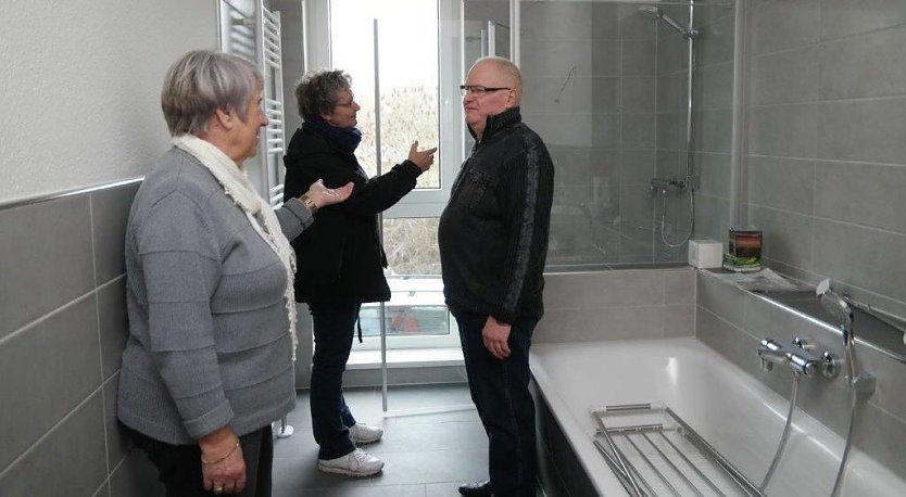 Die Eheleute Prophet und Sabine Hardrath (Mitte) im hellen Tageslichtbad (Foto: WBG)