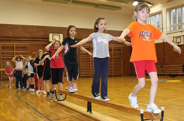 Bierdeckel auf dem Kopf (Foto: J. Piper)
