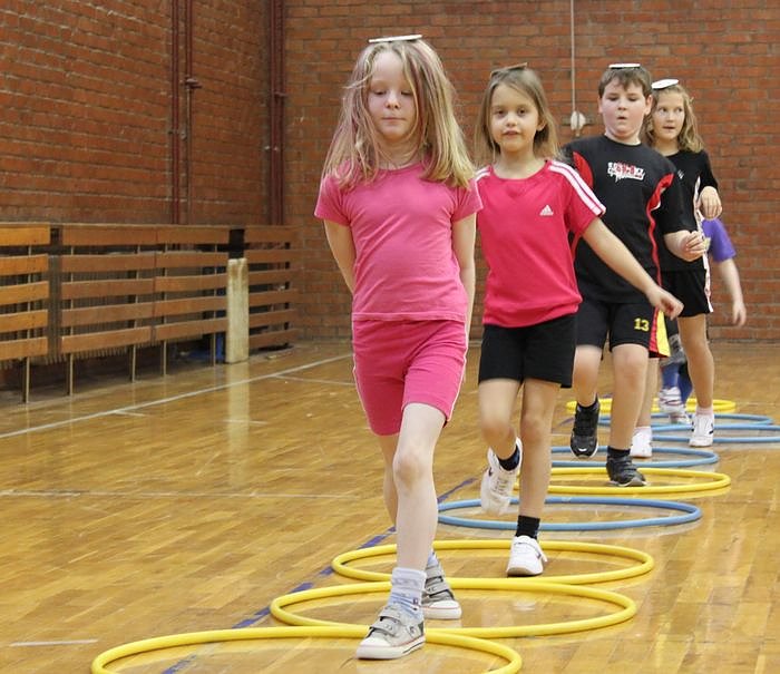 Bierdeckel auf dem Kopf (Foto: J. Piper)