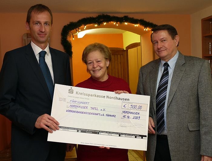 Scheck &uuml;bergeben (Foto: WBG)