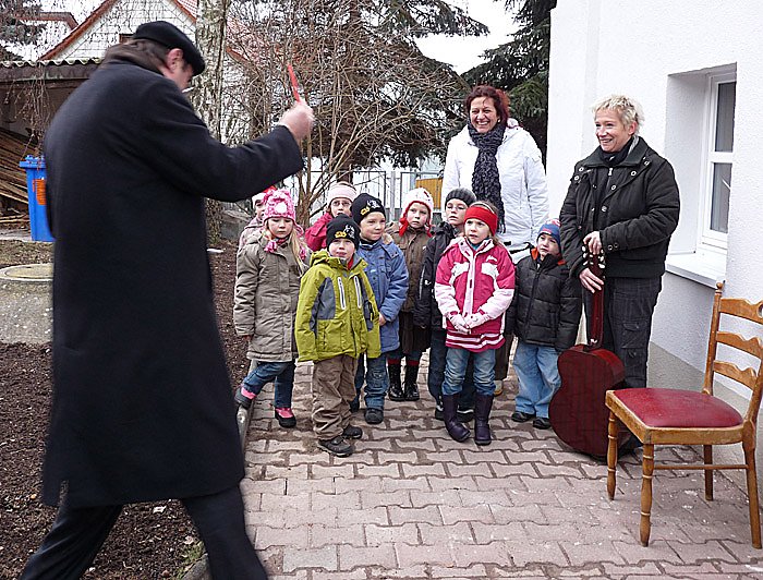 B&uuml;rgermeister mit Gutscheinen unterwegs (Foto: Karl-Heinz Herrmann)