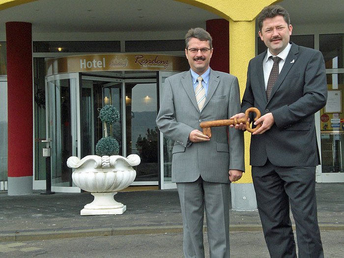 Schl&uuml;ssel&uuml;bergabe Hotel Residenz (Foto: Bachmann Hotels)