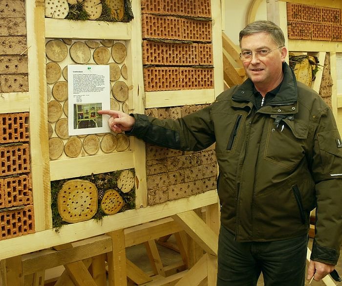 J&uuml;rgen Kruse an den Insektenhotels (Foto: NUV)