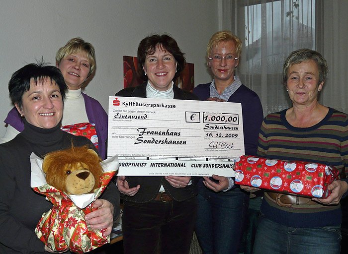 Scheck an Frauenhaus Sondershausen (Foto: Antje Burghardt)