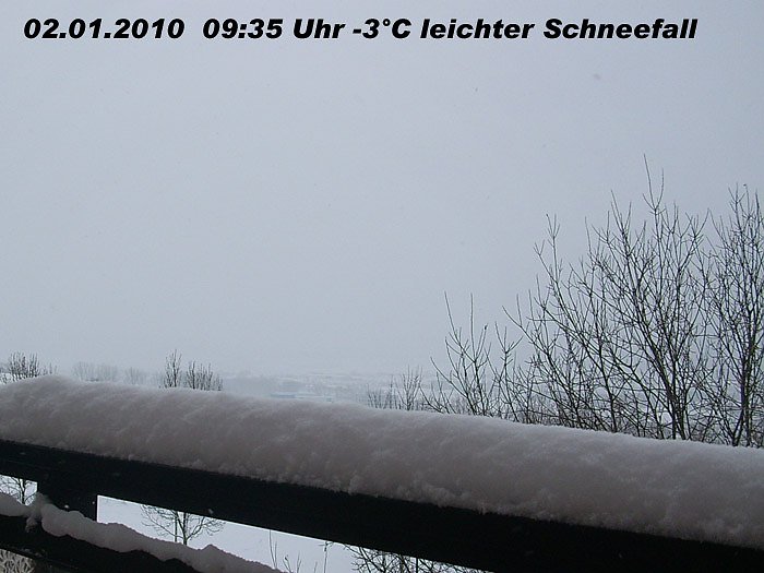 Schnee auf Balkon (Foto: Karl-Heinz Herrmann)