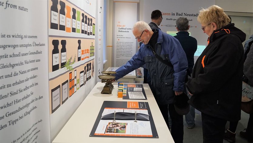Ausprobieren ist bei der Ausstellung im Infozentrum des Naturpark-S&uuml;dharz ausdr&uuml;cklich erw&uuml;nscht.  (Foto: Susanne Schedwill)
