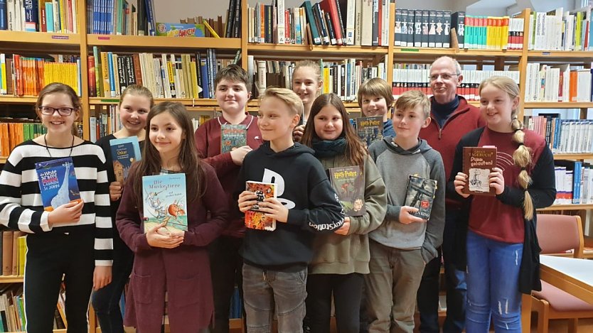 Die Teilnehmer des Vorlesewettbewerbs mit Dietrich Rose (Foto: Heike Roeder)