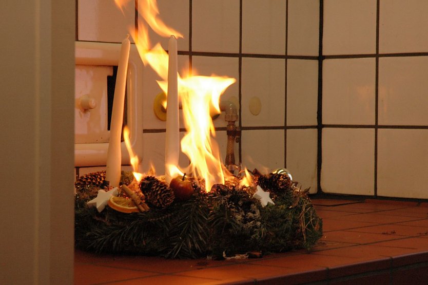 Brennende Weihnachtsdekoration (Foto: T&Uuml;V Th&uuml;ringen)