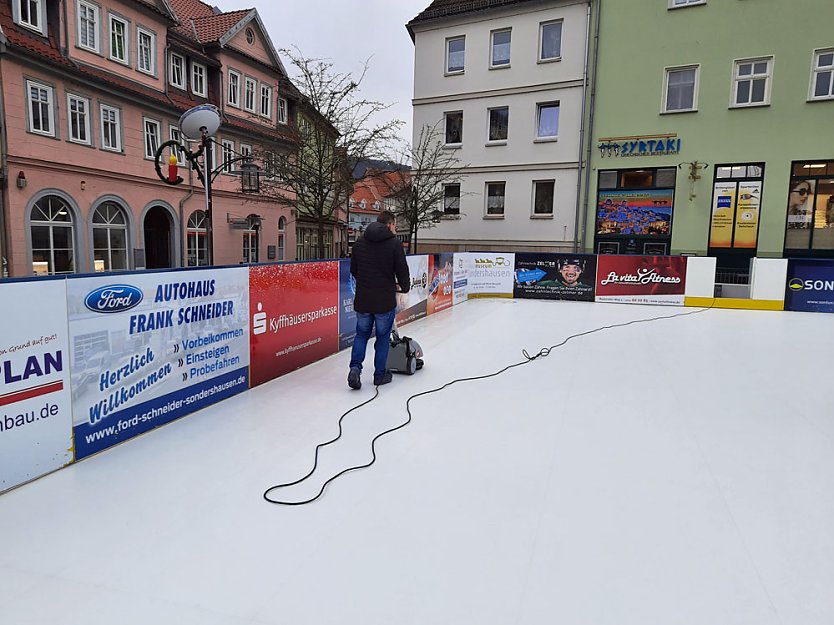 Weihnachtsmarkt und erfolgreiche Eisbahn (Foto: Karl-Heinz Herrmann)