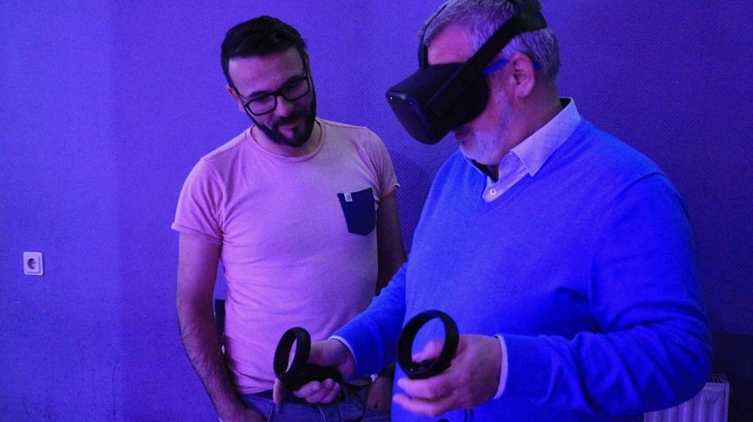 Auch der erste Beigeordnete des Landkreise, Stefan N&uuml;&szlig;le, versuchte sich an den neuen Ger&auml;ten (Foto: Angelo Glashagel)