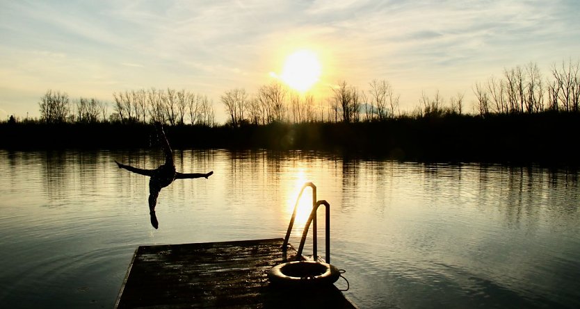 Eisbaden im Kiesschacht (Foto: Angelo Glashagel)