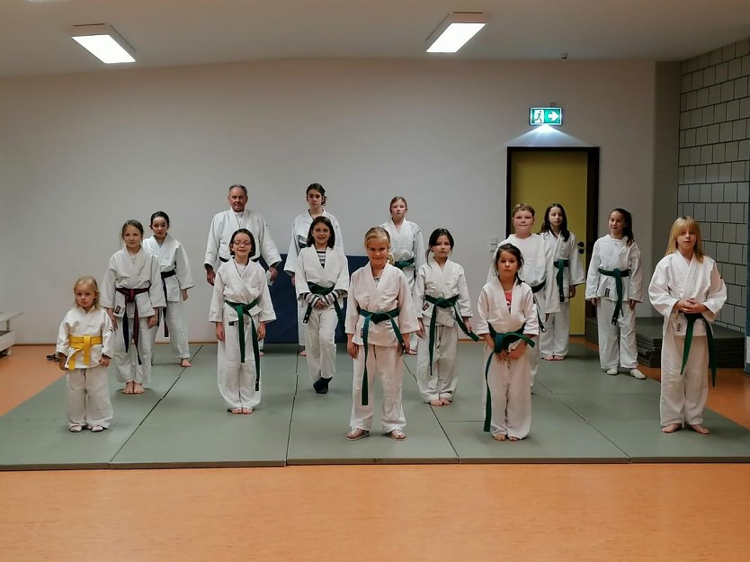 M&auml;dchenselbstverteidigungsgruppe Heringen bedankt sich bei Sponsoren (Foto: Selbstverteidigung Heringen)