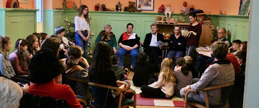 Geschichtenerzähler im Familienzentrum ausgezeichnet (Foto: Angelo Glashagel) Geschichtenerzähler im Familienzentrum ausgezeichnet (Foto: Angelo Glashagel)