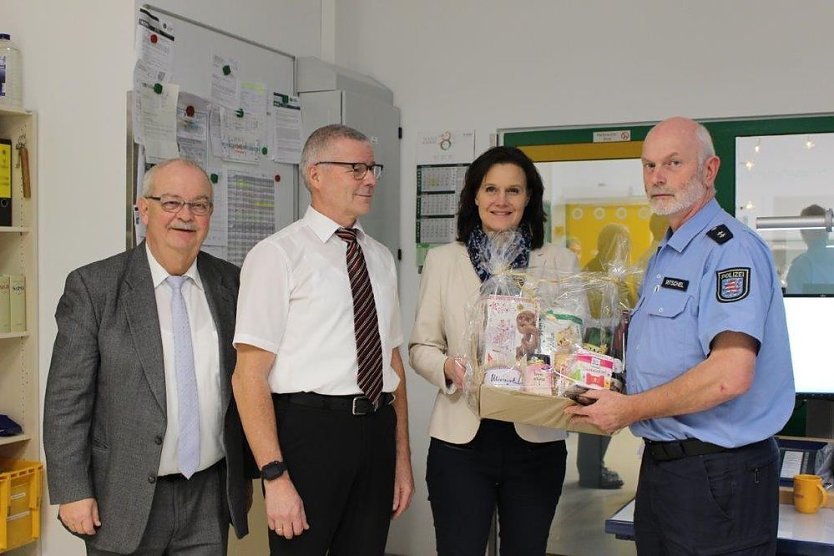 Weihnachtsbesuche der Landrätin im Kyffhäuserkreis (Foto: Polizeiinspektion Kyffhäuserkreis) Weihnachtsbesuche der Landrätin im Kyffhäuserkreis (Foto: Polizeiinspektion Kyffhäuserkreis)