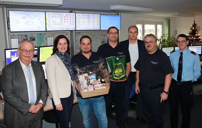 Die Landr&auml;te Antje Hochwind-Schneider und Matthias Jendricke besuchten jetzt die gemeinsame Rettungsleitstelle des Kyffh&auml;userkreises und des Landkreises Nordhausen (Foto: Pressestelle Landratsamt Nordhausen)